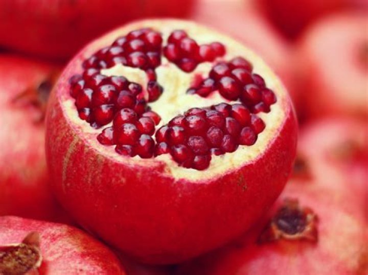 what does pomegranate taste like