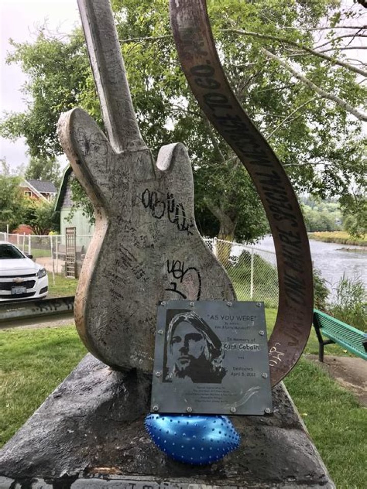 where is kurt cobain buried